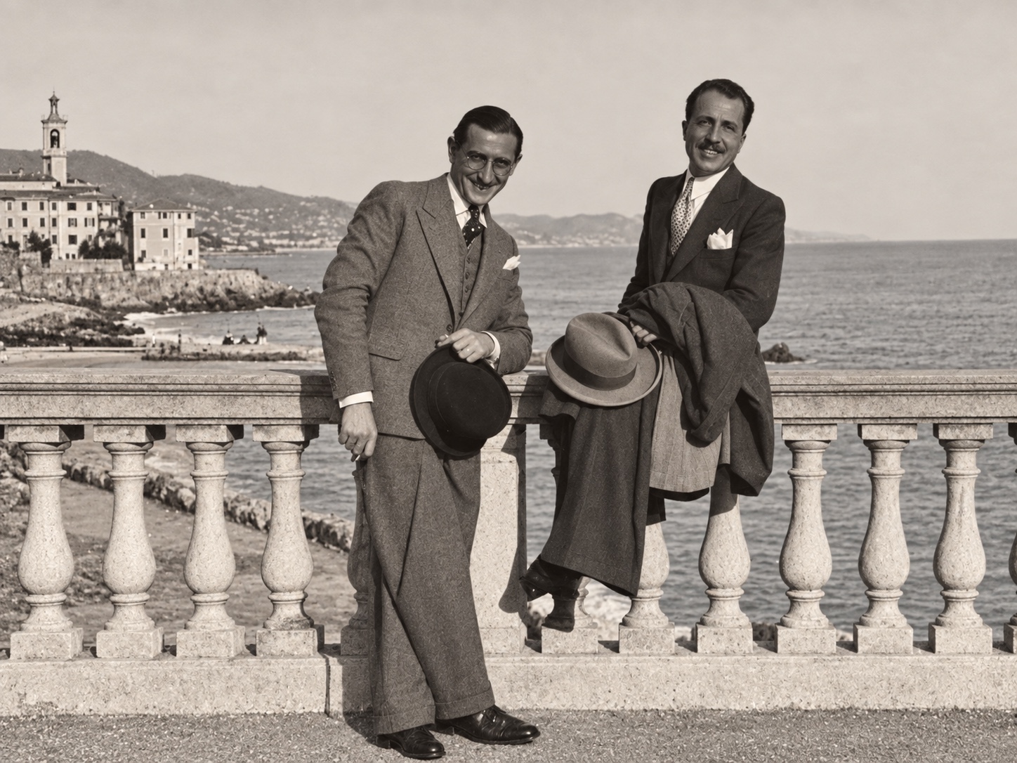 Berardo Alessandrini, a sinistra, con un altro uomo sul lungomare di Genova nei primi anni Trenta